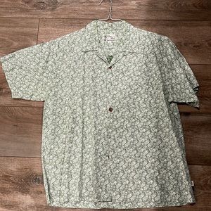 Toes on the nose mens camp shirt. Excellent used condition